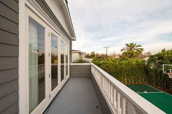 11913 balcony 2