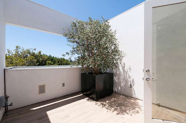 10668 balcony 1