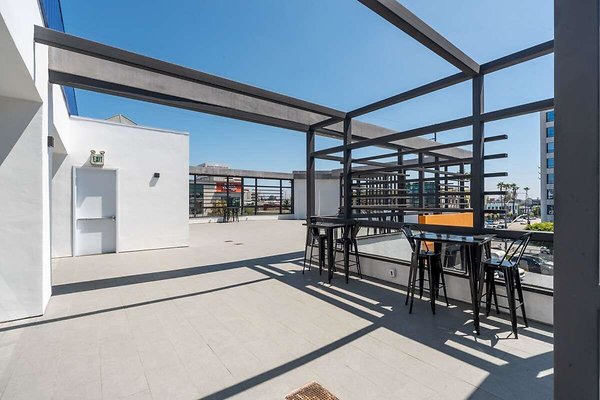 13836 balcony 3