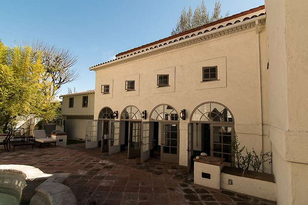 9883 courtyard 9