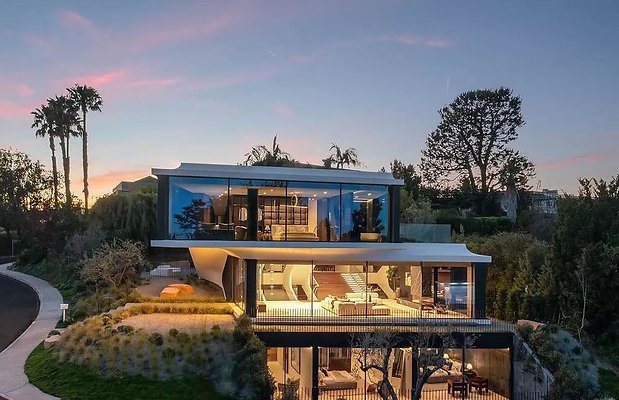 This-16500000-Stunning-Home-in-The-Highly-Coveted-Hills-of-Bel-Air-has-An-Automotive-Inspired-Intelligible-Shell-7 (1)
