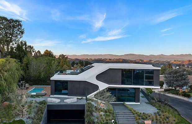This-16500000-Stunning-Home-in-The-Highly-Coveted-Hills-of-Bel-Air-has-An-Automotive-Inspired-Intelligible-Shell-25