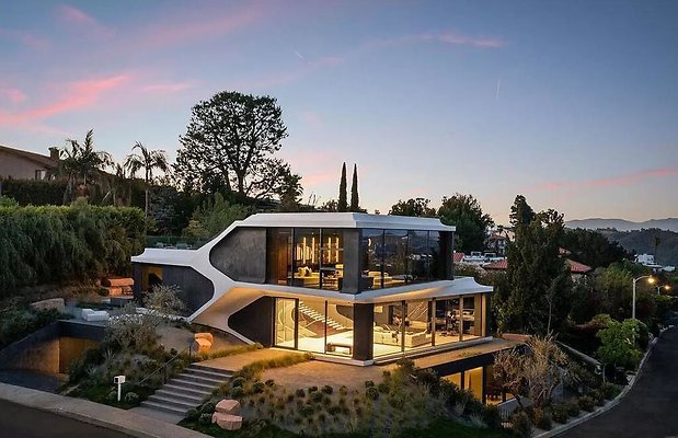 This-16500000-Stunning-Home-in-The-Highly-Coveted-Hills-of-Bel-Air-has-An-Automotive-Inspired-Intelligible-Shell-1
