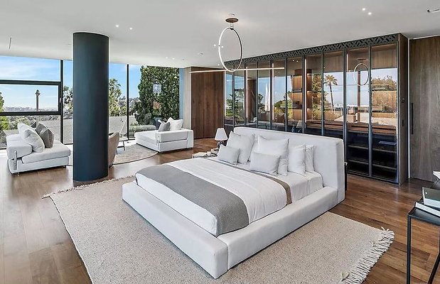 This-16500000-Stunning-Home-in-The-Highly-Coveted-Hills-of-Bel-Air-has-An-Automotive-Inspired-Intelligible-Shell-3
