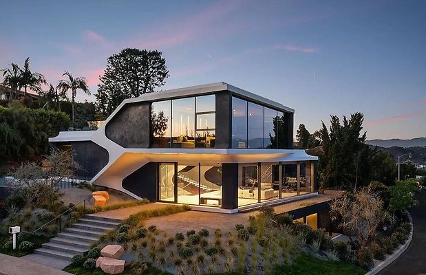 This-16500000-Stunning-Home-in-The-Highly-Coveted-Hills-of-Bel-Air-has-An-Automotive-Inspired-Intelligible-Shell-17 (1)