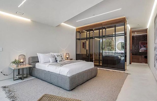This-16500000-Stunning-Home-in-The-Highly-Coveted-Hills-of-Bel-Air-has-An-Automotive-Inspired-Intelligible-Shell-28