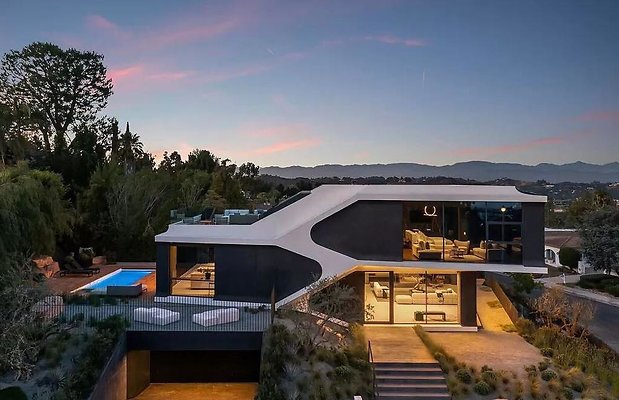 This-16500000-Stunning-Home-in-The-Highly-Coveted-Hills-of-Bel-Air-has-An-Automotive-Inspired-Intelligible-Shell-26
