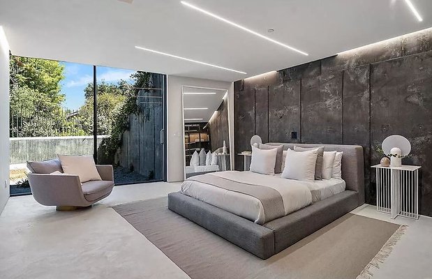 This-16500000-Stunning-Home-in-The-Highly-Coveted-Hills-of-Bel-Air-has-An-Automotive-Inspired-Intelligible-Shell-4