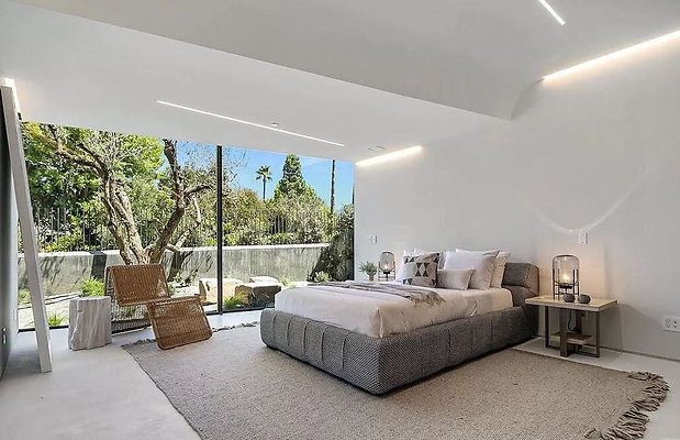 This-16500000-Stunning-Home-in-The-Highly-Coveted-Hills-of-Bel-Air-has-An-Automotive-Inspired-Intelligible-Shell-10