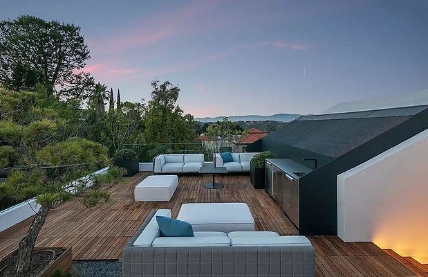This-16500000-Stunning-Home-in-The-Highly-Coveted-Hills-of-Bel-Air-has-An-Automotive-Inspired-Intelligible-Shell-15