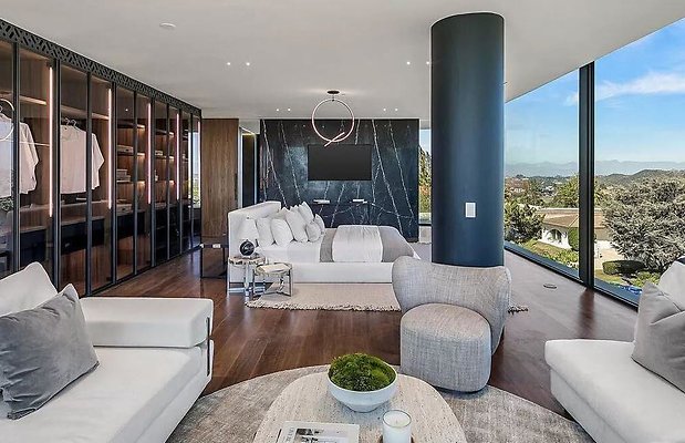 This-16500000-Stunning-Home-in-The-Highly-Coveted-Hills-of-Bel-Air-has-An-Automotive-Inspired-Intelligible-Shell-33