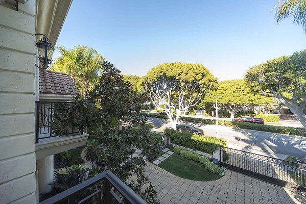 13568 balcony 4