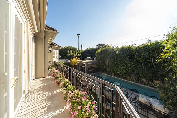 13568 balcony 1