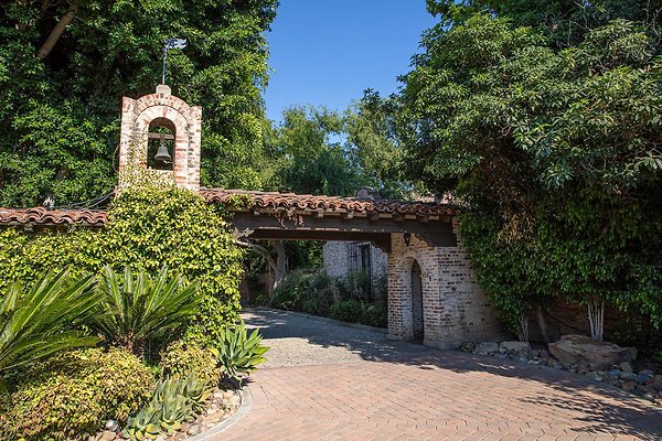 Sittingbull Cobblestone Entrance