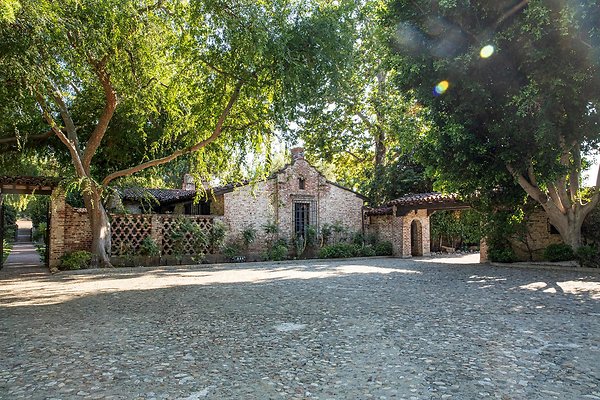 Sittingbull Side &amp; Cobblestone Wide