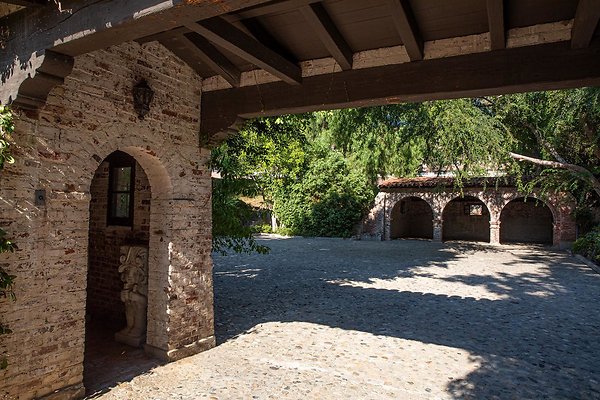 Sittingbull Cobblestone &amp; Garage