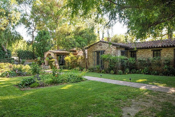 Garden &amp; Sittingbull House Rear