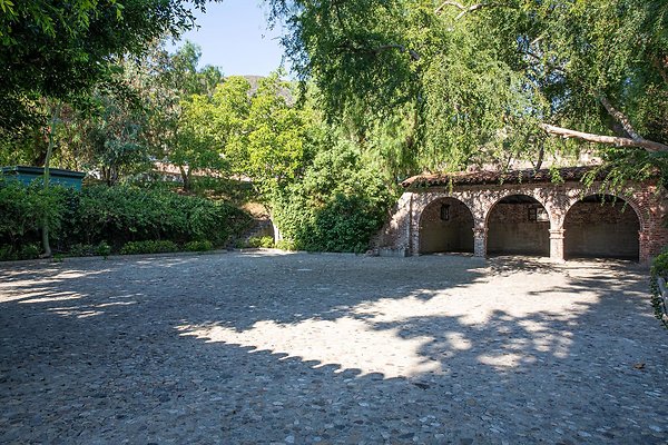 Sittinbull Cobblestone &amp; Garage