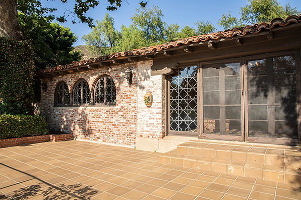 Sittingbull Pool Patio(1)