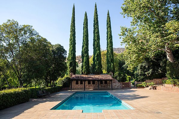 Sittingbull Pool Wide(1)