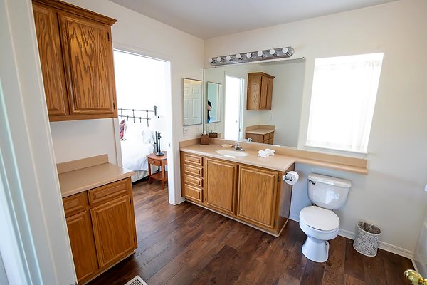 Townhome D1 Upstairs Bathroom2