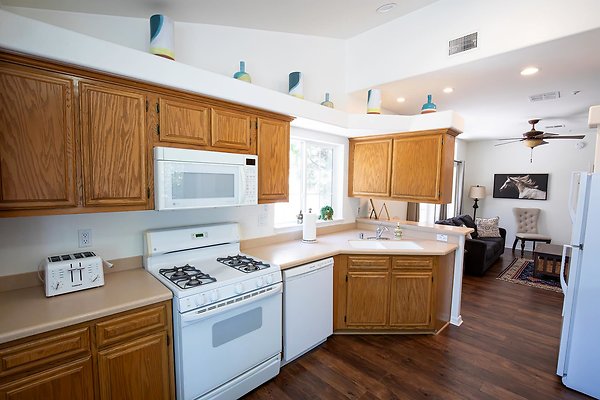 Townhome D1 Kithcen &amp; Dining Rm3