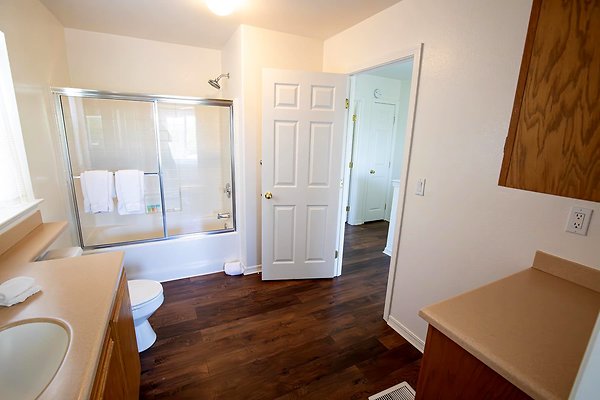 Townhome D1 Upstairs Bathroom1
