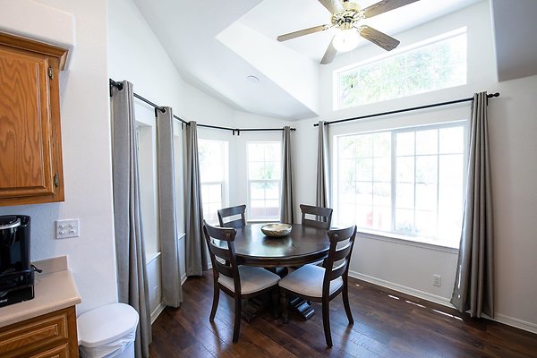 Townhome D1 Kithcen &amp; Dining Rm2