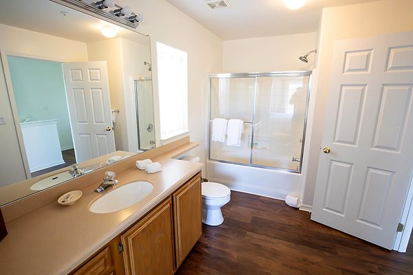 Townhome D1 Upstairs Bathroom3