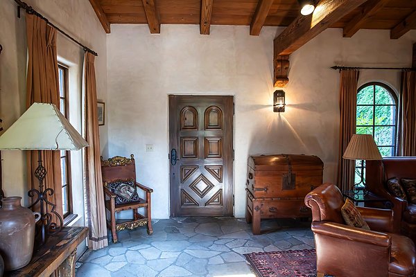 Sittingbull Living Room Large(2)