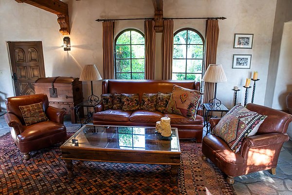 Sittingbull Living Room Large(1)