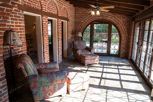 Sittingbull Living Room Small