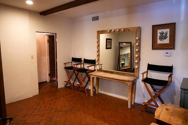 Sittingbull Green Room(1)