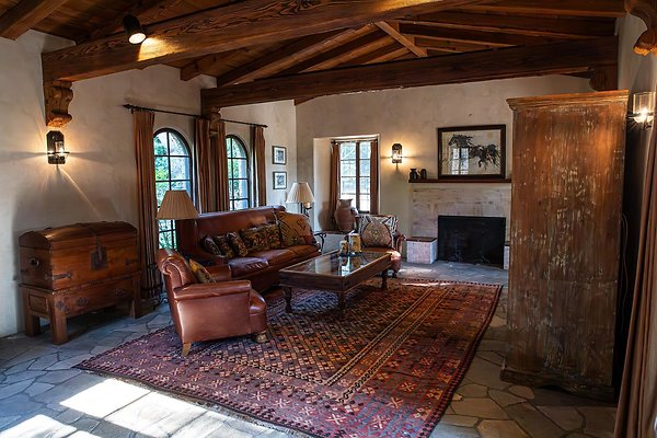 Sittingbull Living Room Large