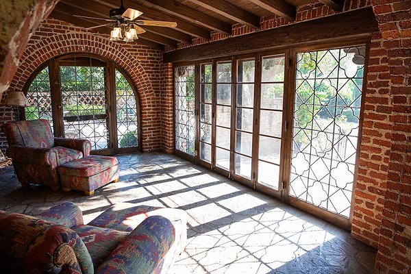 Sittingbull Living Room Small(1)