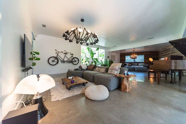 CAST StudioCity 13852