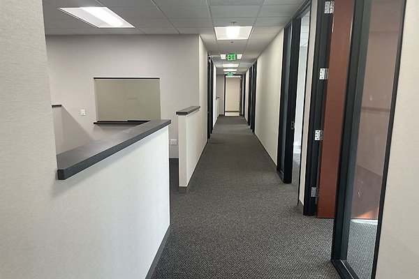 21820Burbank325SSte0008