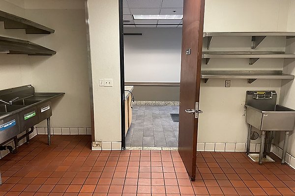 21820Burbank110SSte0009