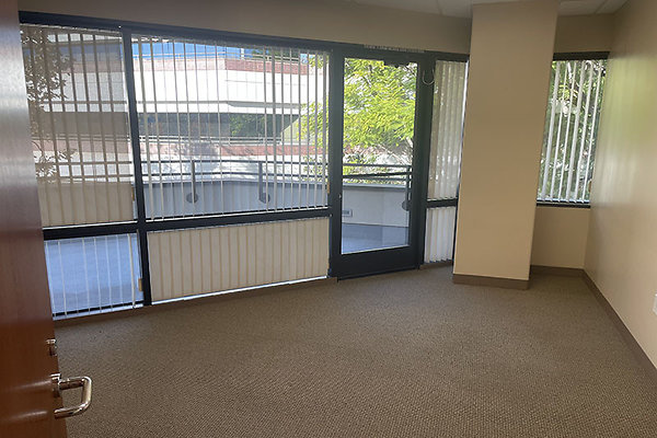 21820Burbank202SSte0018