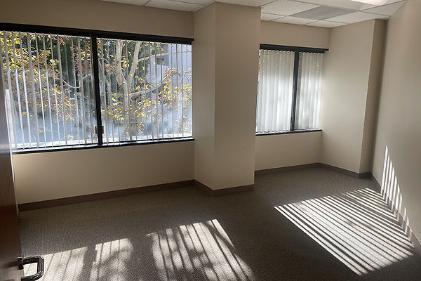 21820Burbank202SSte0027