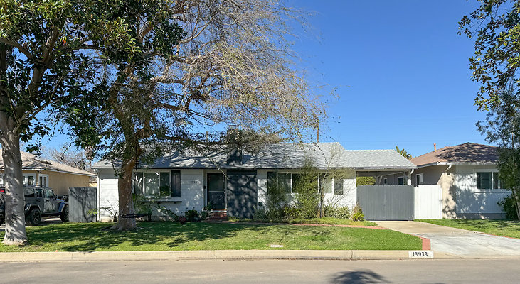 13933 Addison St SO