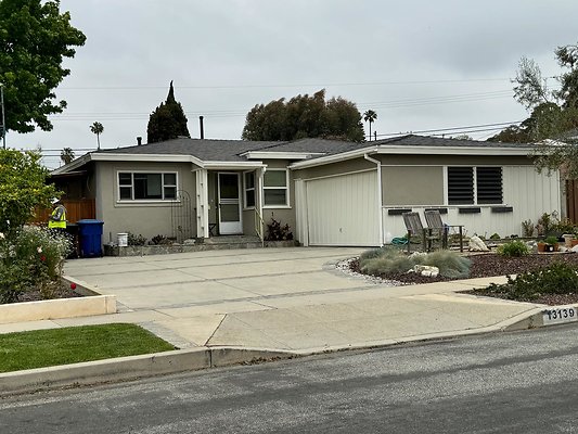 DAPHNE&apos;s HOUSE