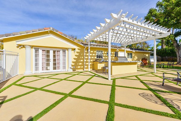 UNIVERSAL-A927-Tarzana-74 UNIVERSAL-A927-Tarzana-74