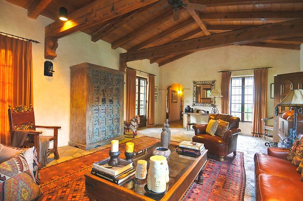 Sitting Bull 28 Living Room