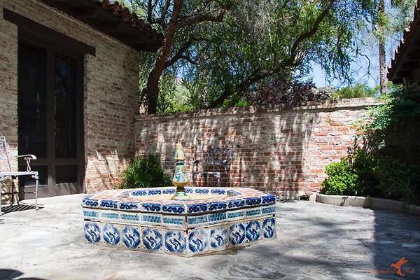 Sitting Bull 15 Front Yard Patio