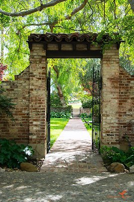Sitting Bull 11 Front Yard Entry