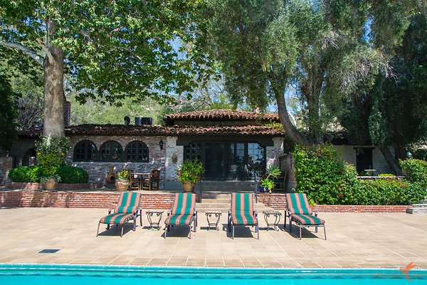 Sitting Bull 22 Pool Patio