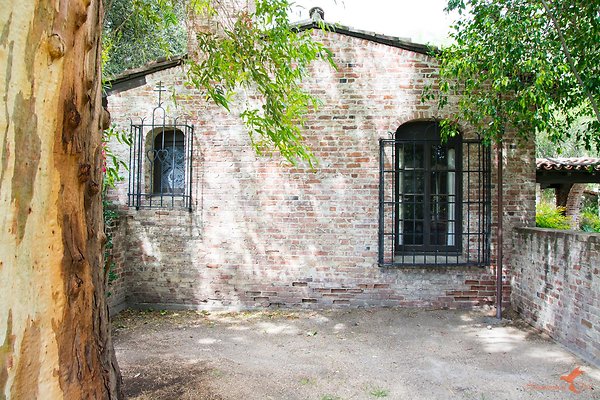 Sitting Bull 17 Side Exterior