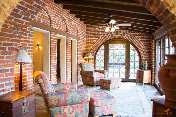 Sitting Bull 36 Sitting Room