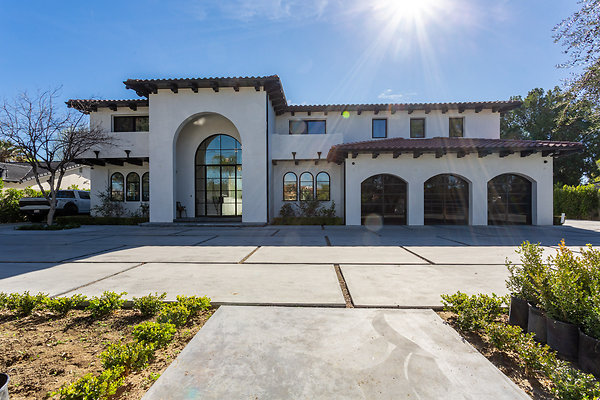 EW 22922 Calvert Street Woodland Hills